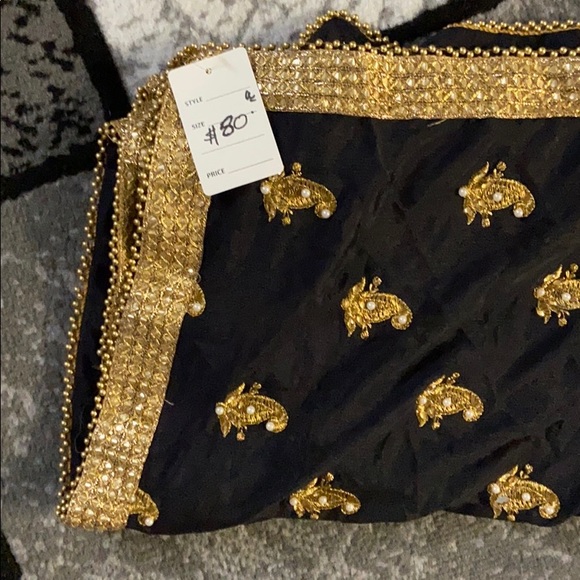 Beautiful dupatta/cover-up - Picture 2 of 4